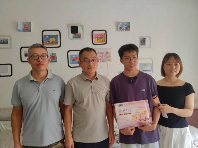 江西省首封高考录取通知书送达 南昌学子喜获清华通知书